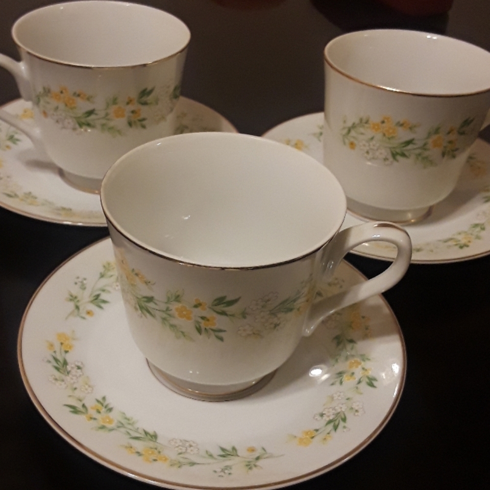 Vintage tea cups and small dessert plates